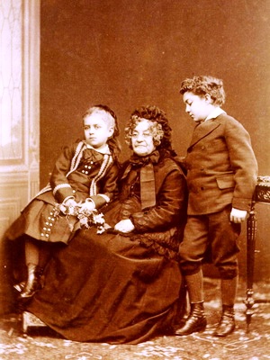 Zulma et ses petits enfants Madeleine et Gaston